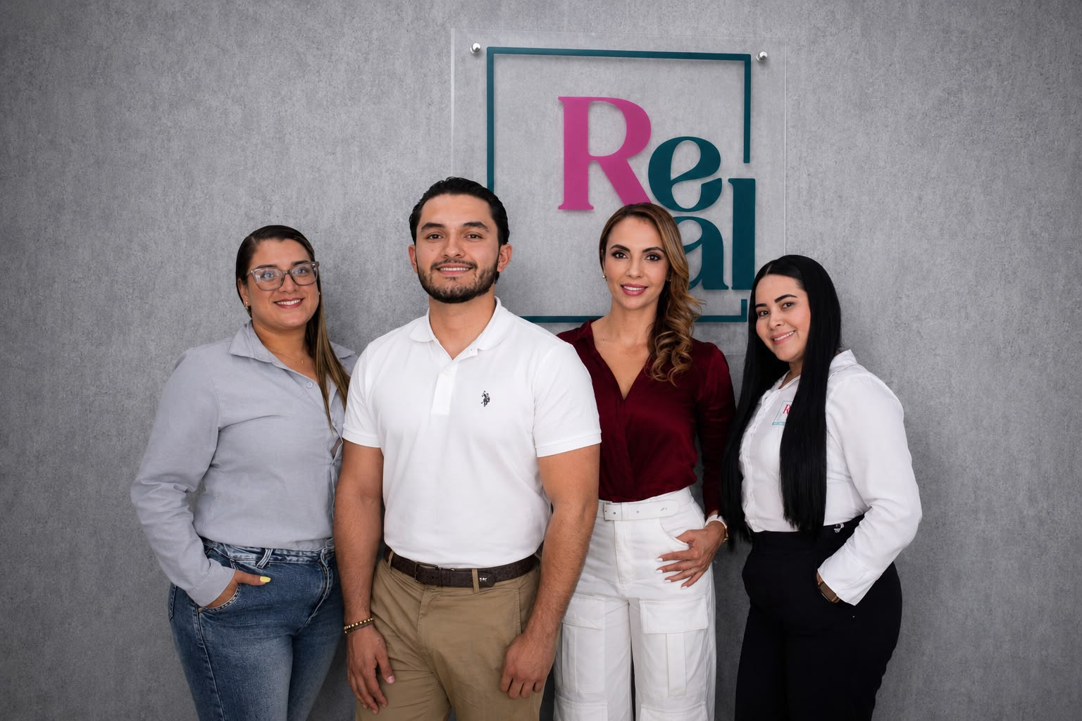 Equipo de REAL Bienes Raíces en su oficina de La Ceja
